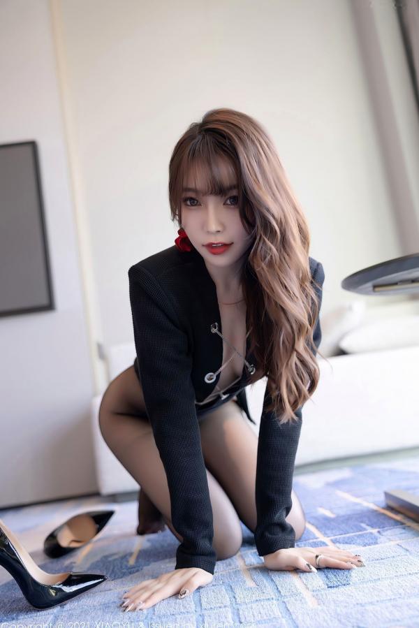 徐莉芝Booty 陈芝  XiaoYu语画界-649-芝芝Booty-酒店私房极致诱惑，深V装配超薄黑丝美腿，尽显妩媚迷人气质第42张图片