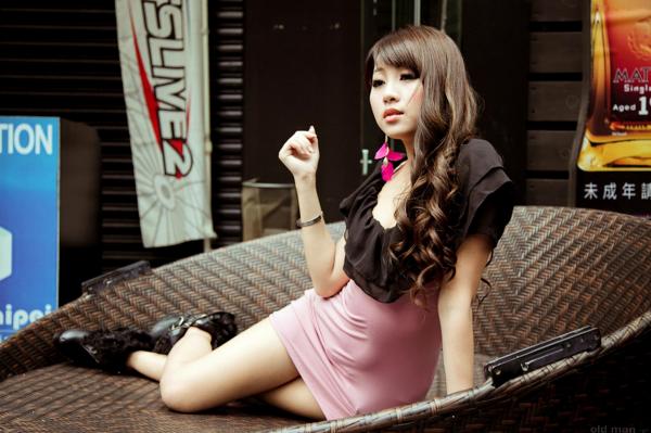 陈妘安 小雯Ivy  台湾正妹小雯Ivy忠孝敦化时尚街拍，清新甜美文艺女神户外美腿写真第21张图片