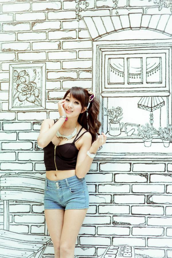 陈妘安 小雯Ivy  台湾正妹小雯Ivy忠孝敦化时尚街拍，清新甜美文艺女神户外美腿写真第33张图片