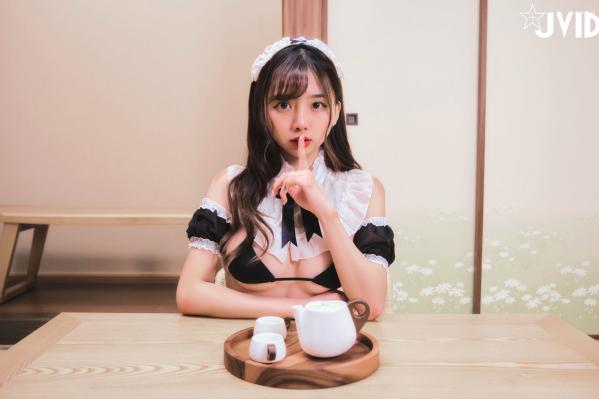 傲娇小辣椒 Zaza  JVID-ZAZA女仆服务：极致诱惑的角色扮演，清纯甜美与性感女仆装的私房写真大尺度呈现第5张图片