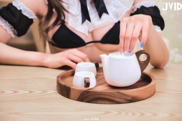 傲娇小辣椒 Zaza  JVID-ZAZA女仆服务：极致诱惑的角色扮演，清纯甜美与性感女仆装的私房写真大尺度呈现第7张图片