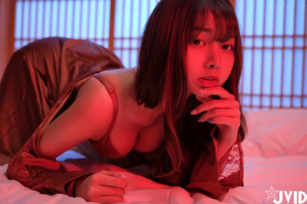 傲娇小辣椒 Zaza  JVID-ZAZA-S级私房写真-迷幻红光下的蕾丝诱惑-近距离镜头捕捉可爱又坏的迷人瞬间第27张图片