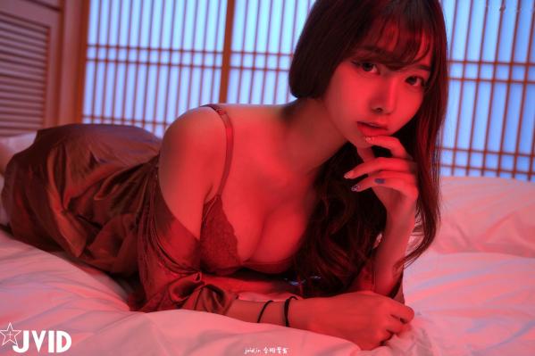 傲娇小辣椒 Zaza  JVID-ZAZA-S级私房写真-迷幻红光下的蕾丝诱惑-近距离镜头捕捉可爱又坏的迷人瞬间第28张图片