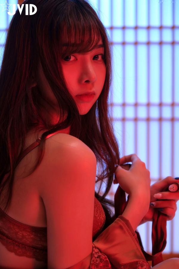 傲娇小辣椒 Zaza  JVID-ZAZA-S级私房写真-迷幻红光下的蕾丝诱惑-近距离镜头捕捉可爱又坏的迷人瞬间第45张图片