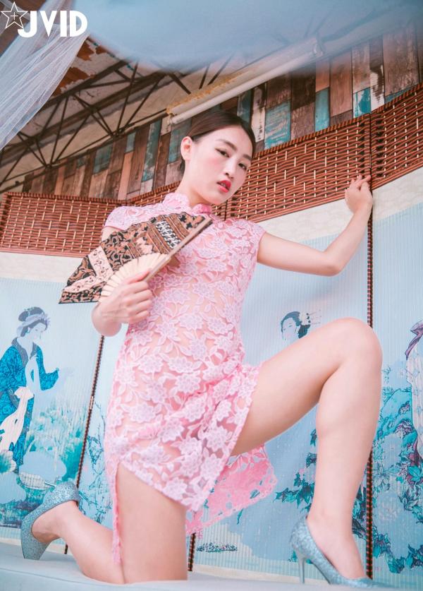 陈安妮Annie   JVID Annie国风旗袍诱惑写真：粉色蕾丝透视旗袍下的迷人魅力，古典屏风前的极致大胆演绎，无圣光大尺度私房视觉盛宴第2张图片