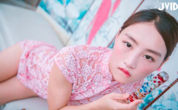 陈安妮Annie   JVID Annie国风旗袍诱惑写真：粉色蕾丝透视旗袍下的迷人魅力，古典屏风前的极致大胆演绎，无圣光大尺度私房视觉盛宴第4张图片