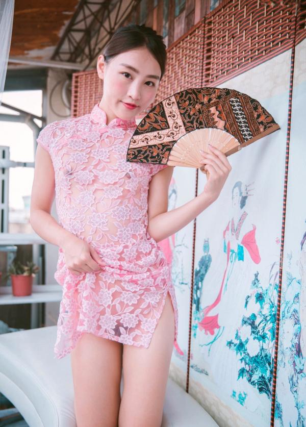 陈安妮Annie   JVID Annie国风旗袍诱惑写真：粉色蕾丝透视旗袍下的迷人魅力，古典屏风前的极致大胆演绎，无圣光大尺度私房视觉盛宴第6张图片
