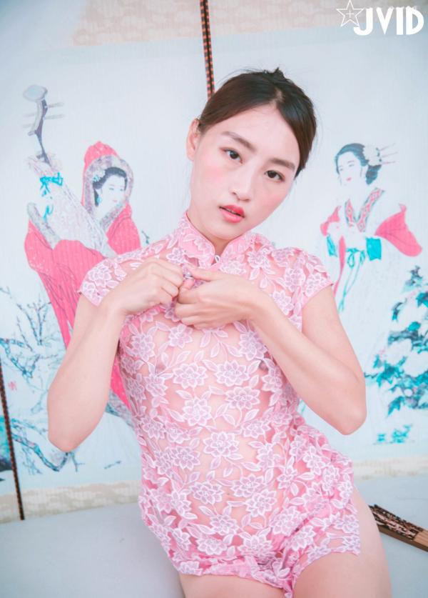 陈安妮Annie   JVID Annie国风旗袍诱惑写真：粉色蕾丝透视旗袍下的迷人魅力，古典屏风前的极致大胆演绎，无圣光大尺度私房视觉盛宴第10张图片
