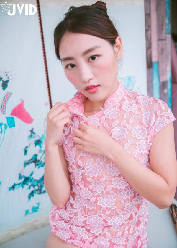 陈安妮Annie   JVID Annie国风旗袍诱惑写真：粉色蕾丝透视旗袍下的迷人魅力，古典屏风前的极致大胆演绎，无圣光大尺度私房视觉盛宴第26张图片