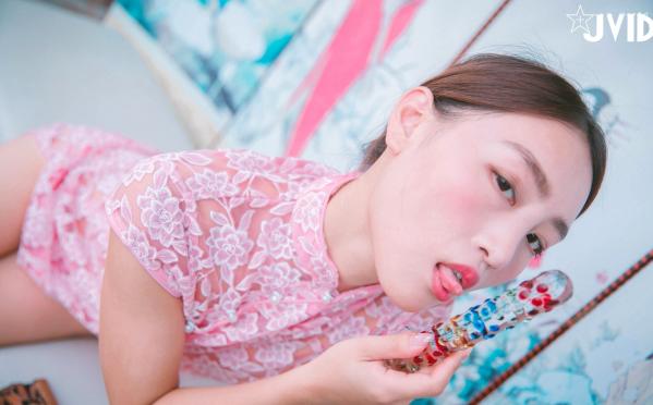 陈安妮Annie   JVID Annie国风旗袍诱惑写真：粉色蕾丝透视旗袍下的迷人魅力，古典屏风前的极致大胆演绎，无圣光大尺度私房视觉盛宴第35张图片