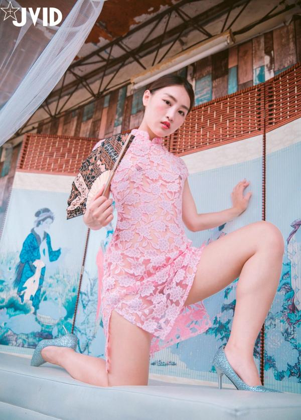 陈安妮Annie   JVID Annie国风旗袍诱惑写真：粉色蕾丝透视旗袍下的迷人魅力，古典屏风前的极致大胆演绎，无圣光大尺度私房视觉盛宴第37张图片