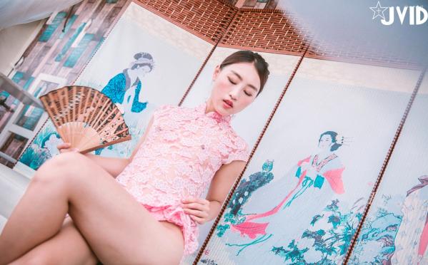 陈安妮Annie   JVID Annie国风旗袍诱惑写真：粉色蕾丝透视旗袍下的迷人魅力，古典屏风前的极致大胆演绎，无圣光大尺度私房视觉盛宴第41张图片