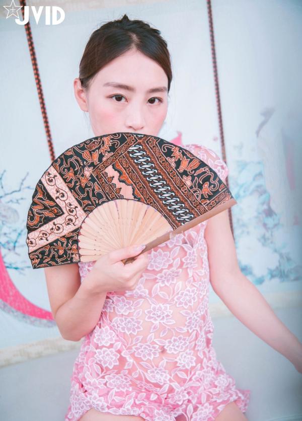 陈安妮Annie   JVID Annie国风旗袍诱惑写真：粉色蕾丝透视旗袍下的迷人魅力，古典屏风前的极致大胆演绎，无圣光大尺度私房视觉盛宴第43张图片