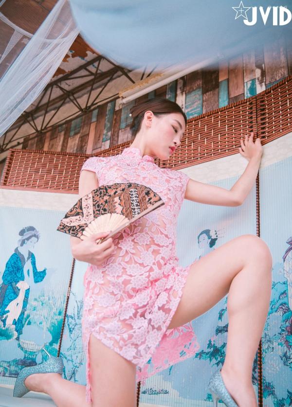 陈安妮Annie   JVID Annie国风旗袍诱惑写真：粉色蕾丝透视旗袍下的迷人魅力，古典屏风前的极致大胆演绎，无圣光大尺度私房视觉盛宴第53张图片