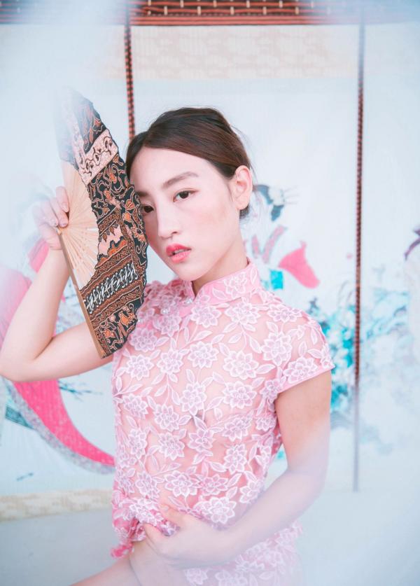 陈安妮Annie   JVID Annie国风旗袍诱惑写真：粉色蕾丝透视旗袍下的迷人魅力，古典屏风前的极致大胆演绎，无圣光大尺度私房视觉盛宴第70张图片