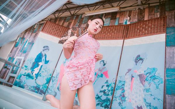 陈安妮Annie   JVID Annie国风旗袍诱惑写真：粉色蕾丝透视旗袍下的迷人魅力，古典屏风前的极致大胆演绎，无圣光大尺度私房视觉盛宴第75张图片