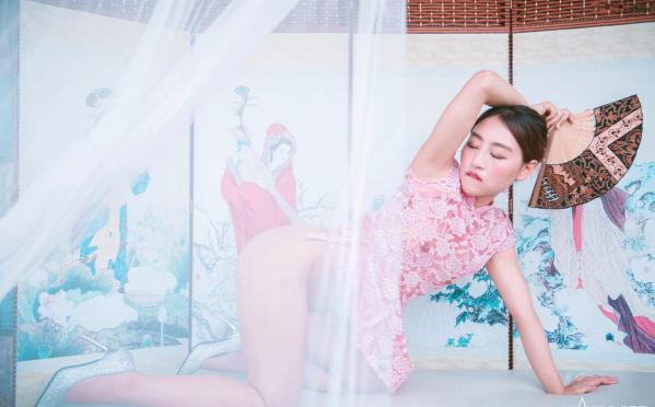 陈安妮Annie   JVID Annie国风旗袍诱惑写真：粉色蕾丝透视旗袍下的迷人魅力，古典屏风前的极致大胆演绎，无圣光大尺度私房视觉盛宴第77张图片