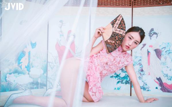 陈安妮Annie   JVID Annie国风旗袍诱惑写真：粉色蕾丝透视旗袍下的迷人魅力，古典屏风前的极致大胆演绎，无圣光大尺度私房视觉盛宴第91张图片