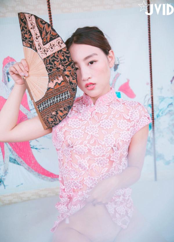 陈安妮Annie   JVID Annie国风旗袍诱惑写真：粉色蕾丝透视旗袍下的迷人魅力，古典屏风前的极致大胆演绎，无圣光大尺度私房视觉盛宴第95张图片