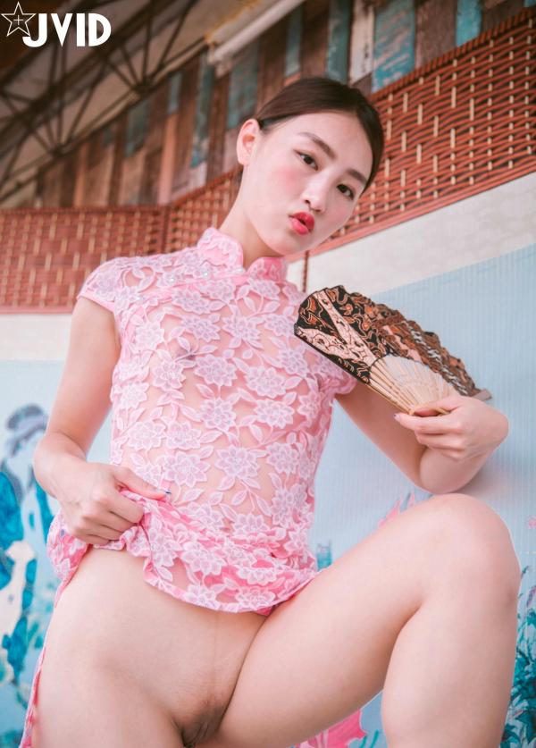 陈安妮Annie   JVID Annie国风旗袍诱惑写真：粉色蕾丝透视旗袍下的迷人魅力，古典屏风前的极致大胆演绎，无圣光大尺度私房视觉盛宴第105张图片