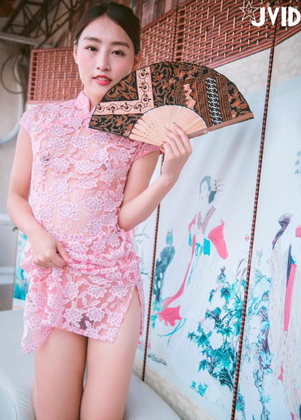 陈安妮Annie   JVID Annie国风旗袍诱惑写真：粉色蕾丝透视旗袍下的迷人魅力，古典屏风前的极致大胆演绎，无圣光大尺度私房视觉盛宴第106张图片