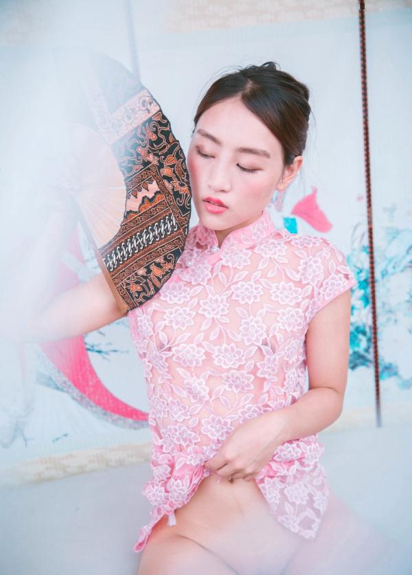 陈安妮Annie   JVID Annie国风旗袍诱惑写真：粉色蕾丝透视旗袍下的迷人魅力，古典屏风前的极致大胆演绎，无圣光大尺度私房视觉盛宴第114张图片