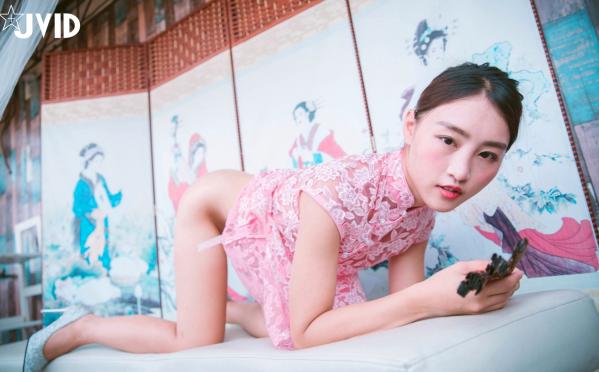 陈安妮Annie   JVID Annie国风旗袍诱惑写真：粉色蕾丝透视旗袍下的迷人魅力，古典屏风前的极致大胆演绎，无圣光大尺度私房视觉盛宴第115张图片