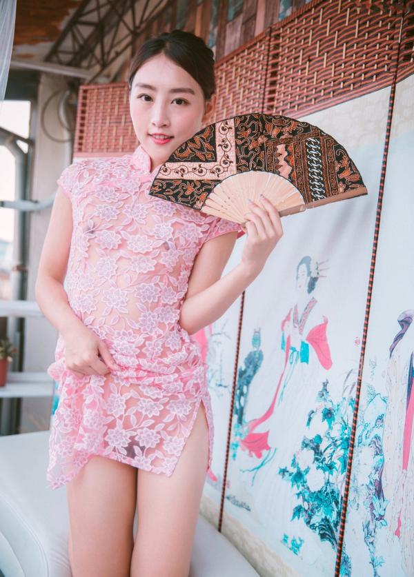 陈安妮Annie   JVID Annie国风旗袍诱惑写真：粉色蕾丝透视旗袍下的迷人魅力，古典屏风前的极致大胆演绎，无圣光大尺度私房视觉盛宴第116张图片