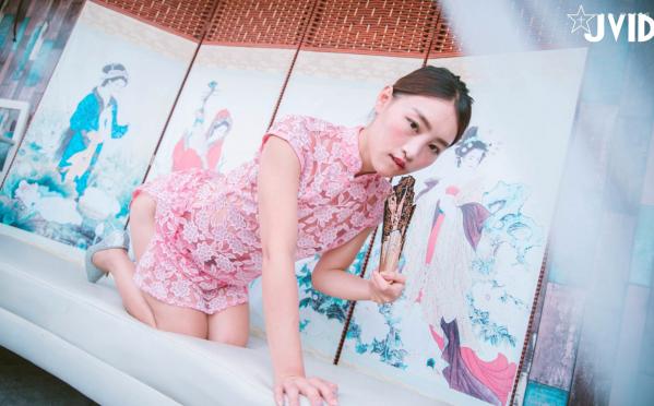 陈安妮Annie   JVID Annie国风旗袍诱惑写真：粉色蕾丝透视旗袍下的迷人魅力，古典屏风前的极致大胆演绎，无圣光大尺度私房视觉盛宴第117张图片