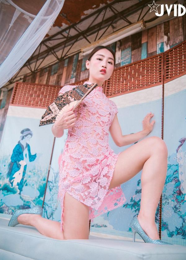 陈安妮Annie   JVID Annie国风旗袍诱惑写真：粉色蕾丝透视旗袍下的迷人魅力，古典屏风前的极致大胆演绎，无圣光大尺度私房视觉盛宴第121张图片
