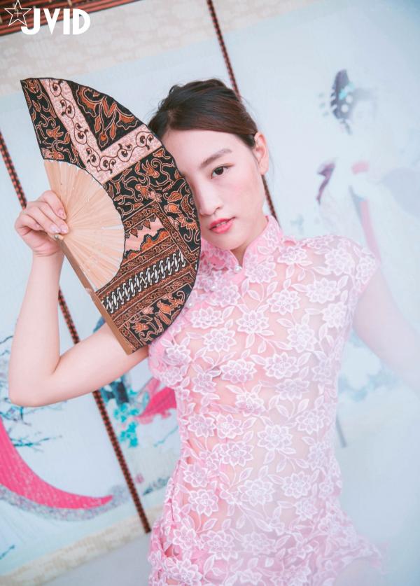 陈安妮Annie   JVID Annie国风旗袍诱惑写真：粉色蕾丝透视旗袍下的迷人魅力，古典屏风前的极致大胆演绎，无圣光大尺度私房视觉盛宴第122张图片