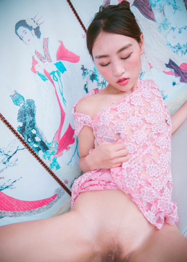 陈安妮Annie   JVID Annie国风旗袍诱惑写真：粉色蕾丝透视旗袍下的迷人魅力，古典屏风前的极致大胆演绎，无圣光大尺度私房视觉盛宴第125张图片