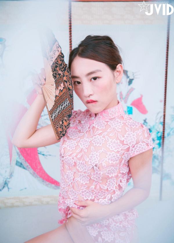 陈安妮Annie   JVID Annie国风旗袍诱惑写真：粉色蕾丝透视旗袍下的迷人魅力，古典屏风前的极致大胆演绎，无圣光大尺度私房视觉盛宴第136张图片
