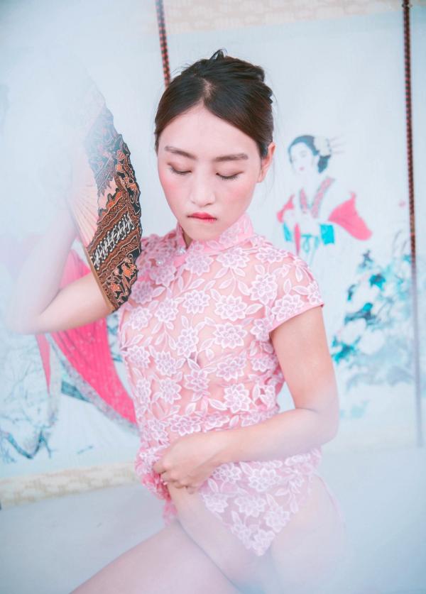 陈安妮Annie   JVID Annie国风旗袍诱惑写真：粉色蕾丝透视旗袍下的迷人魅力，古典屏风前的极致大胆演绎，无圣光大尺度私房视觉盛宴第147张图片