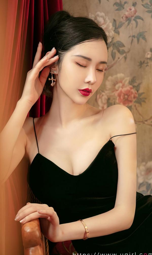 萌琪琪   UGirls尤果圈-萌琪琪《唯美诗篇》黑色丝绒吊带复古私房，白皙美背诱惑大尺度写真第17张图片