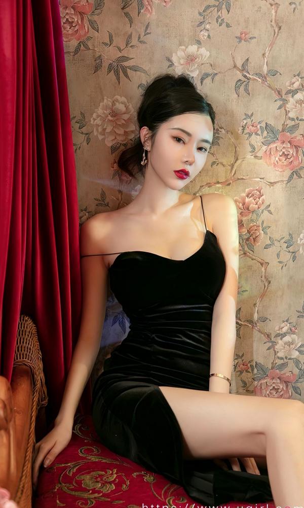 萌琪琪   UGirls尤果圈-萌琪琪《唯美诗篇》黑色丝绒吊带复古私房，白皙美背诱惑大尺度写真第18张图片