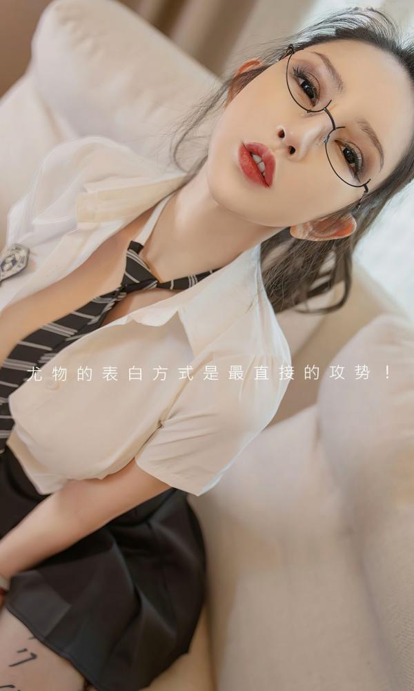 周闻 球球  UGirlsApp尤果圈爱尤物-2583-球球-职场制服诱惑，字母黑丝包裹美腿，演绎精致私房性感写真第3张图片