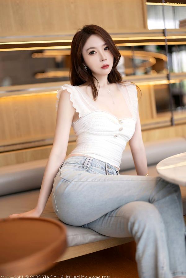梦心玥   梦心玥：俏丽粉色护士装与紧身牛仔裤美臀造型，展现极品S型曲线女神魅力 - XiaoYu语画界1039第13张图片