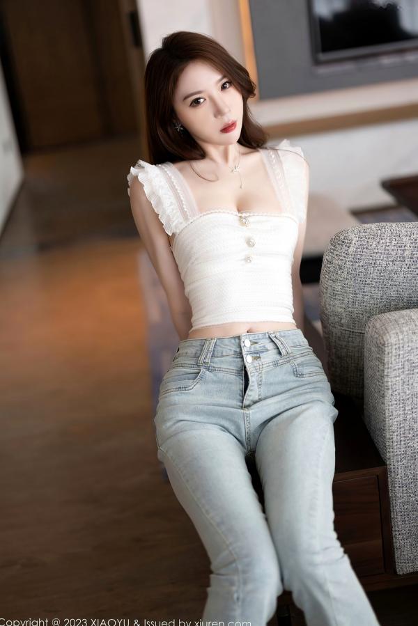 梦心玥   梦心玥：俏丽粉色护士装与紧身牛仔裤美臀造型，展现极品S型曲线女神魅力 - XiaoYu语画界1039第28张图片