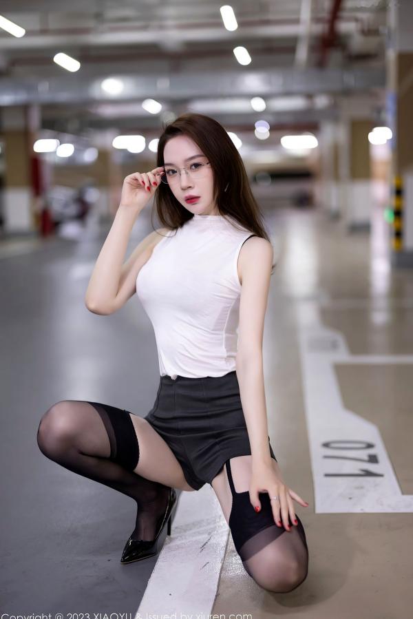 梦心玥   XiaoYu语画界-1011-梦心玥：室内私房性感大尺度，白T蕾丝内衣搭配风情黑丝，高跟御姐诱惑写真集第10张图片
