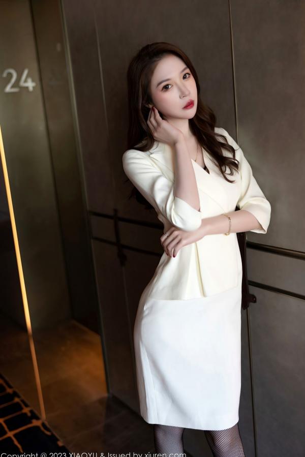 梦心玥   梦心玥-XiaoYu语画界私房写真，黑色蕾丝吊带袜极致诱惑，高级酒店室内冷艳大片第1张图片