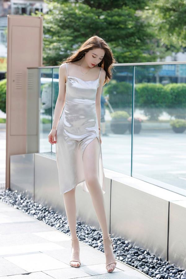 梦心玥   IMiss爱蜜社-梦心玥：闪亮银白吊带长裙私房写真，极致诱惑展露修长美腿，优雅与性感并存的绝美瞬间第4张图片