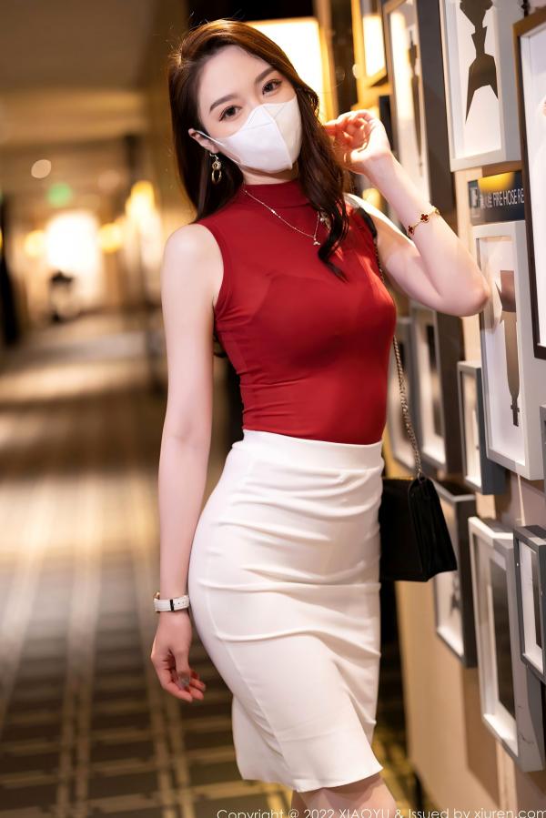 梦心玥   梦心玥室内私房摄影，红色紧身上衣配白裙丝袜，演绎性感诱惑的都市女神风情第1张图片