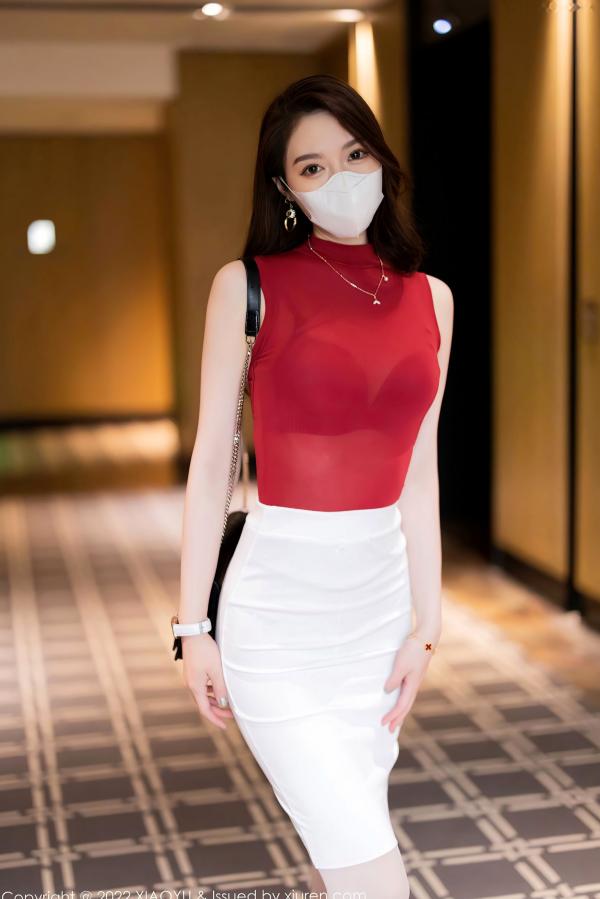梦心玥   梦心玥室内私房摄影，红色紧身上衣配白裙丝袜，演绎性感诱惑的都市女神风情第6张图片