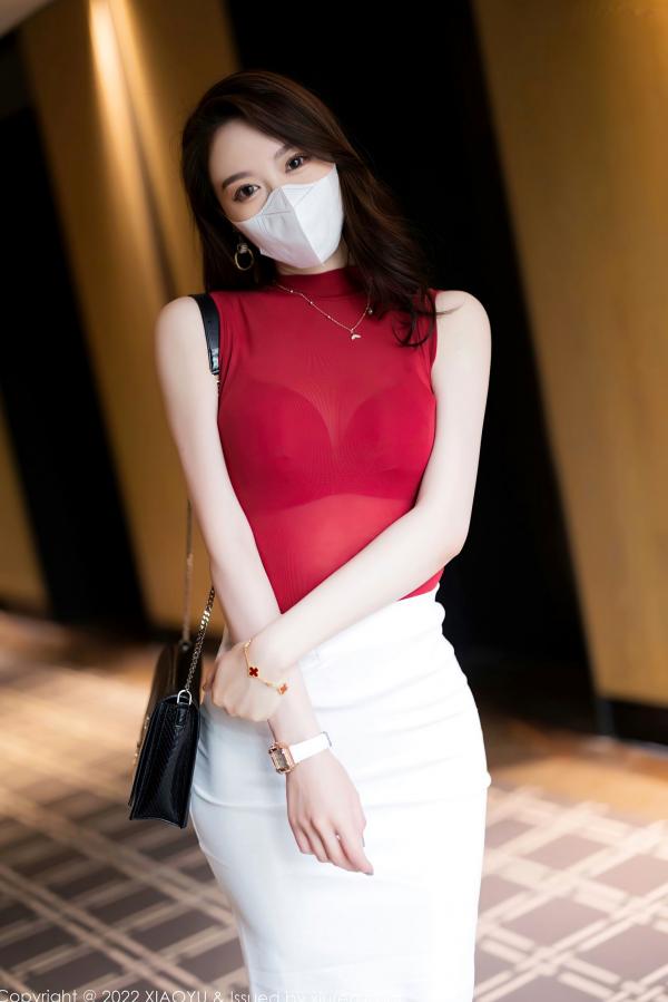 梦心玥   梦心玥室内私房摄影，红色紧身上衣配白裙丝袜，演绎性感诱惑的都市女神风情第8张图片