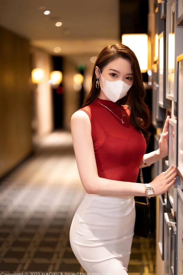 梦心玥   梦心玥室内私房摄影，红色紧身上衣配白裙丝袜，演绎性感诱惑的都市女神风情第11张图片