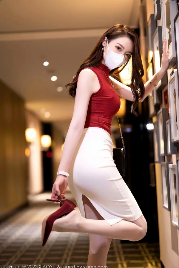 梦心玥   梦心玥室内私房摄影，红色紧身上衣配白裙丝袜，演绎性感诱惑的都市女神风情第14张图片
