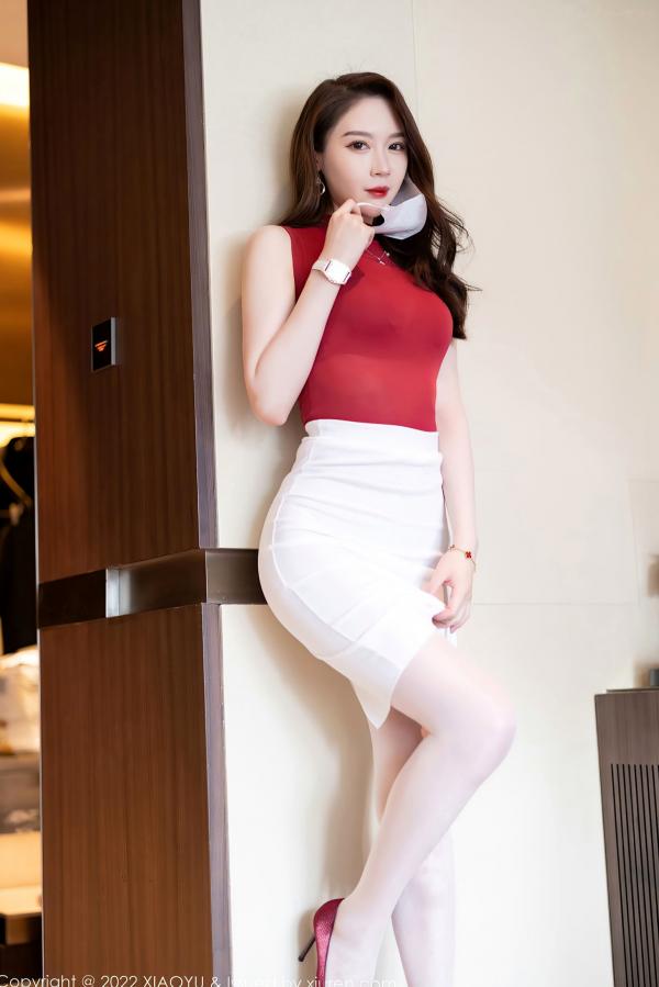 梦心玥   梦心玥室内私房摄影，红色紧身上衣配白裙丝袜，演绎性感诱惑的都市女神风情第24张图片