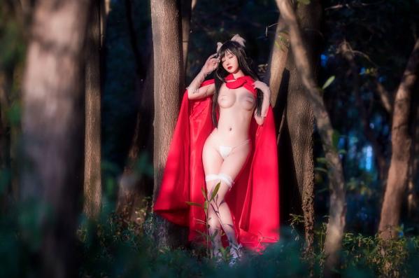 罗丹 蛋蛋  蛋蛋 - 小红帽角色扮演，野外红披风下的极致诱惑写真第31张图片