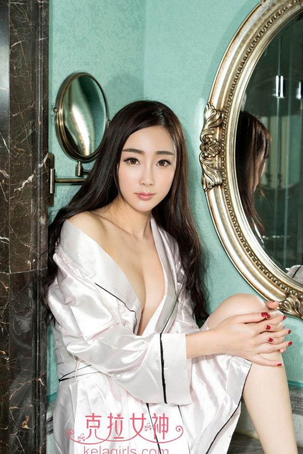 尤美奈樱   KelaGirls克拉女神依依《娇艳玉体》：白嫩美女身着丝滑睡袍私房照，展现极致性感诱惑与曼妙曲线（2020.11.30）第10张图片